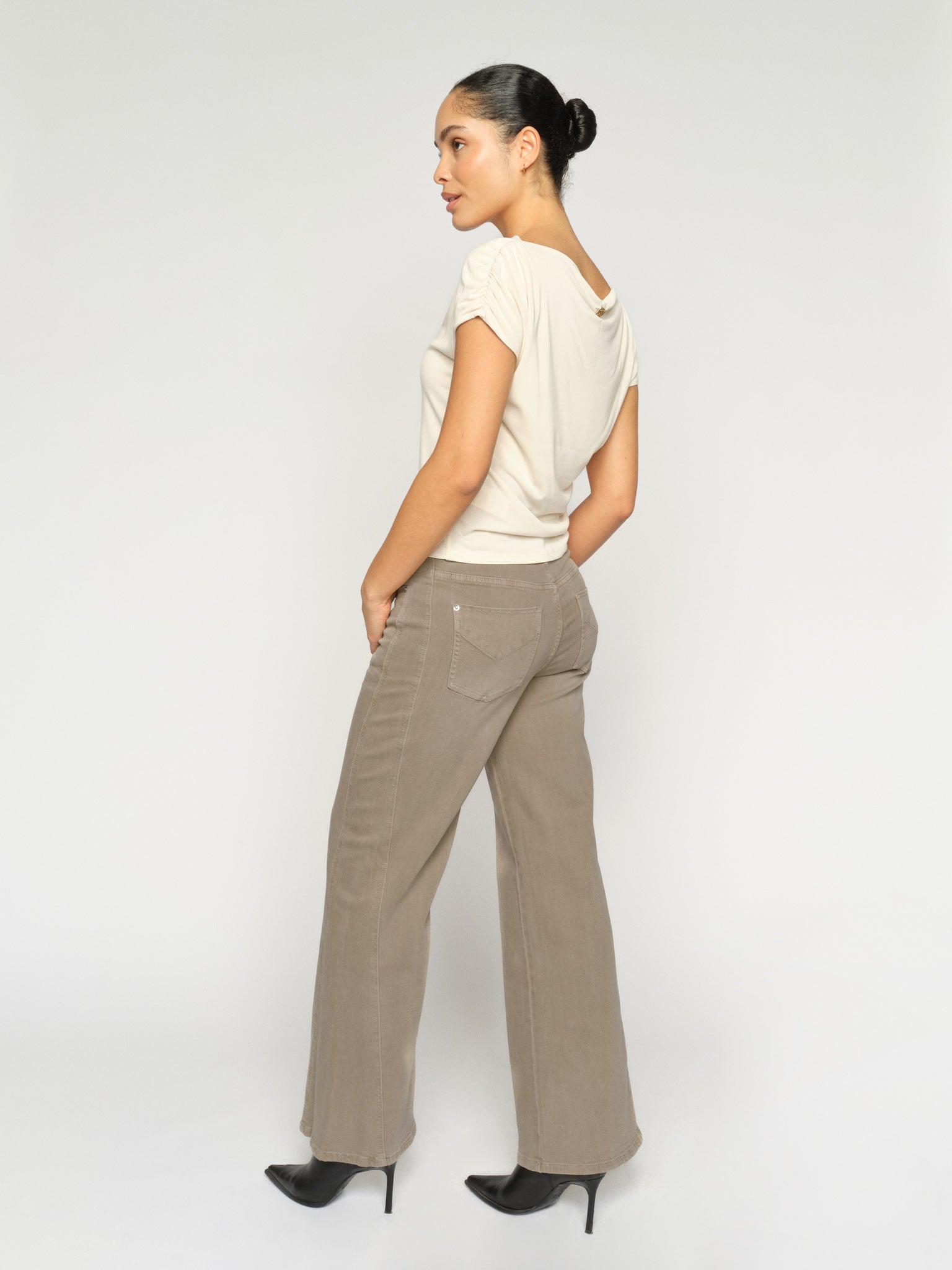 Modelshot / Light Grey / Detail